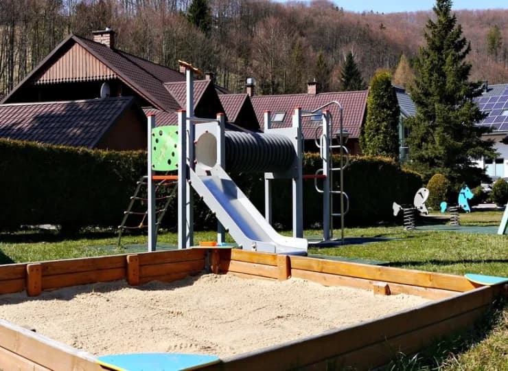 Dzieci mogą rozerwać się się na placu zabaw
