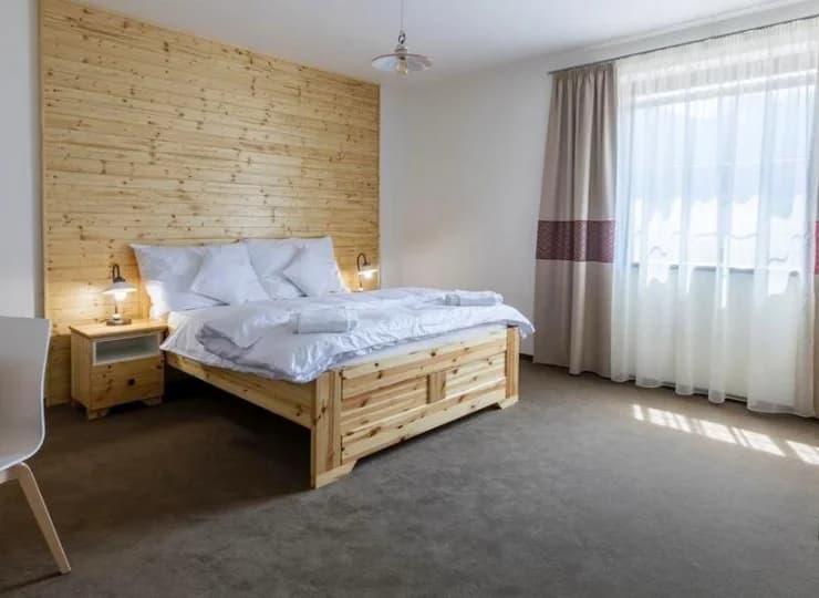 Oprócz salonu z łóżkiem i rozkładaną sofą jest tu też osobna sypialnia