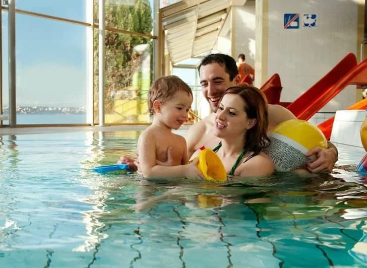 Dostępne są baseny zewnętrzne i wewnętrzne, jacuzzi i strefa saun