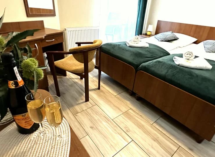 Rezydencja Korab oferuje wygodne pokoje niedaleko od plaży