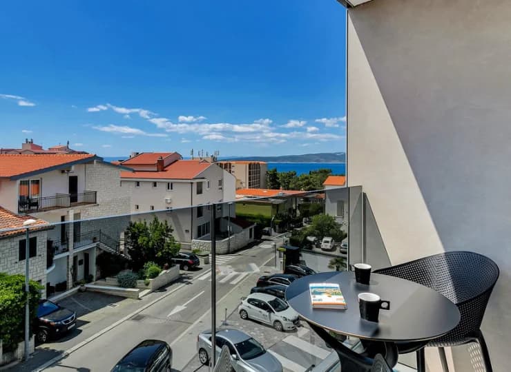 Hotel mieści się przy uliczce prowadzącej wprost na główną plażę