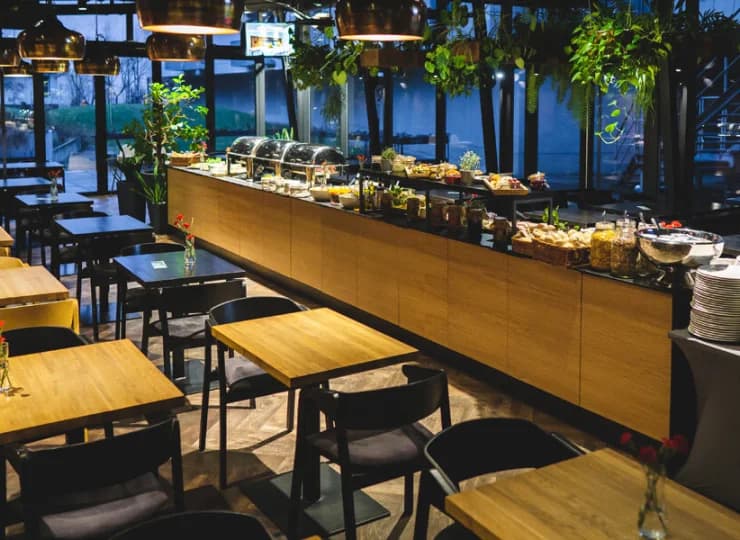 W restauracji jest serwowane codzienne śniadanie w formie bufetu