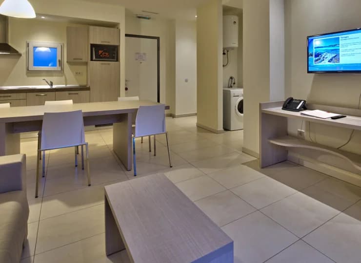 Sercem apartamentu jest pokój dzienny z sofą i aneksem kuchennym
