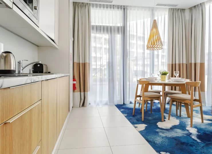 Każdy apartament posiada przestronny salon z aneksem kuchennym i jadalnią