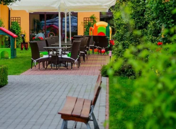 Okolica jest zaciszna i pełna zieleni
