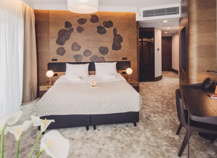 Pokoje Deluxe to eleganckie przestrzenie z widokiem na drugi brzeg Brdy