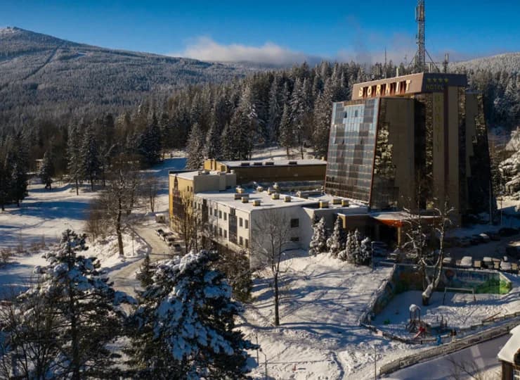 Zimą wspaniała okolica przyciąga fanów narciarstwa i snowboardu