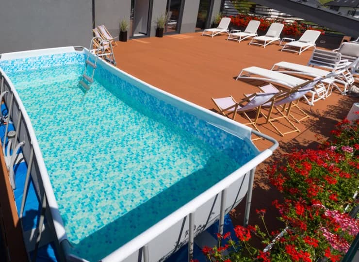 Hotel dysponuje tarasem słonecznym z sezonowym basenem