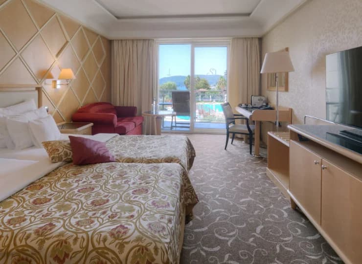 W pokoju jest minibar, smart TV, wifi, ekspres do kawy