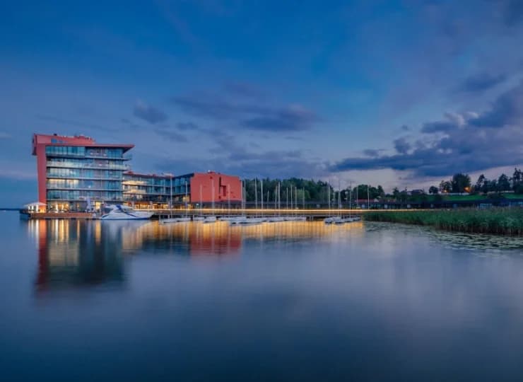 Hotel Mikołajki to perła luksusu otulona malowniczym krajobrazem jezior i lasów