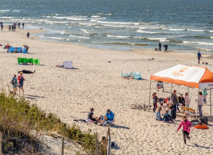 Piękna piaszczysta plaża przyciąga na spacery przez cały rok