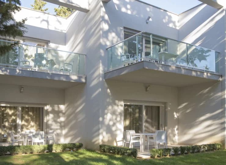 Apartamenty znajdują się na parterze lub I piętrze 30-50 m od plaży