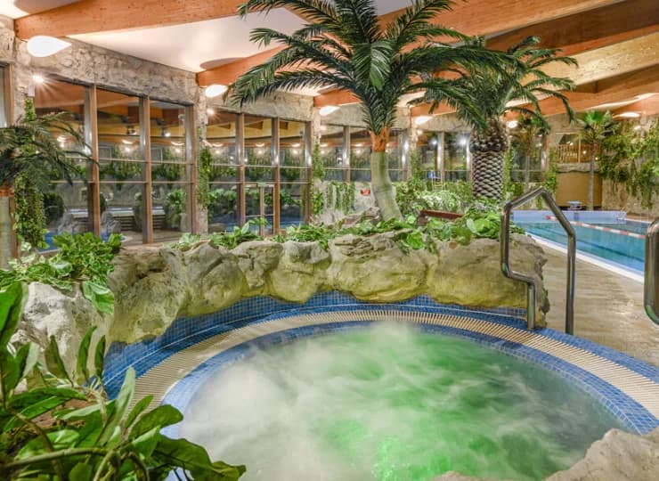 Hotel z basenem oferuje też jacuzzi, saunę i łaźnię 40 minut od Warszawy