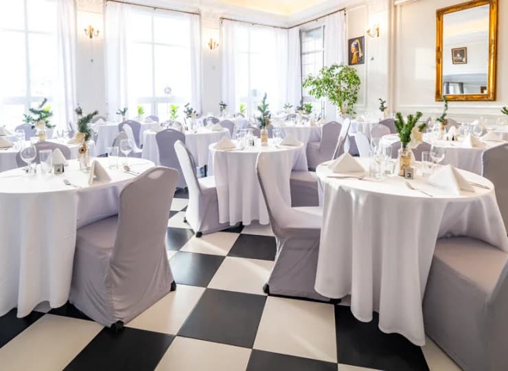 Elegancki wystrój wnętrz, kwiaty, światło tworzą wyjątkową atmosferę restauracji