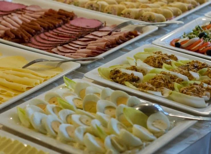 Dzień rozpoczyna się bufetem śniadaniowym