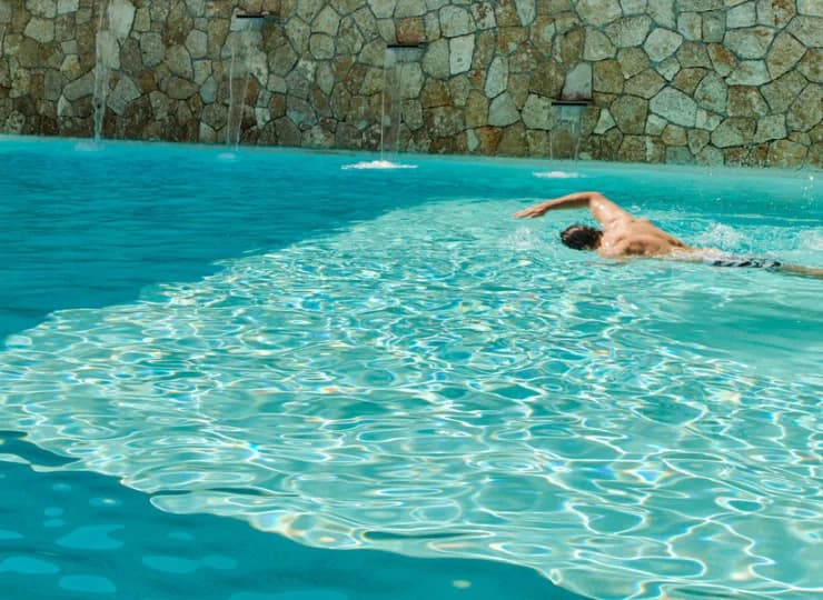 Hotel dysponuje obszernym wewnętrznym basenem