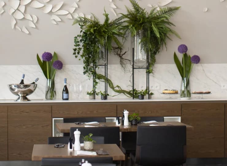 W obiekcie znajduje się sala jadalna oraz Restauracja Sowa