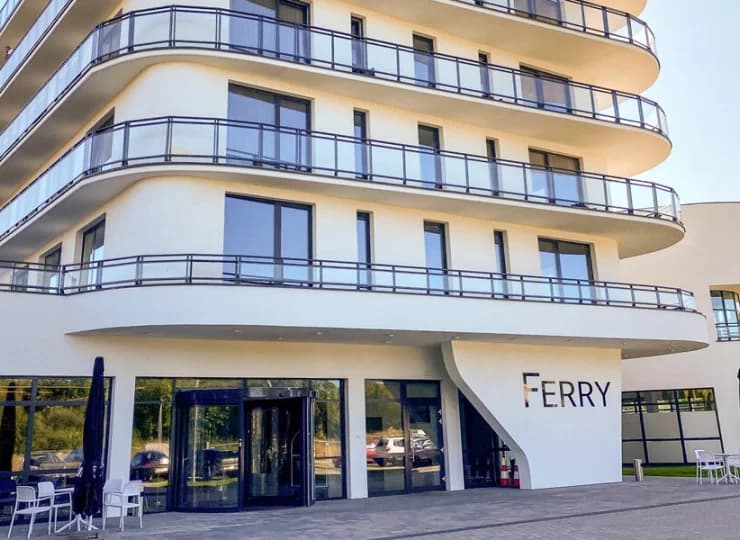 Ferry Resort posiada własną recepcję dostępną całodobowo