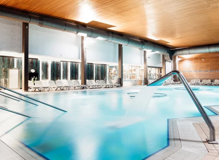 W tym hotelu na gości czekają dobroczynne dla zdrowia kąpiele w wodzie termalnej