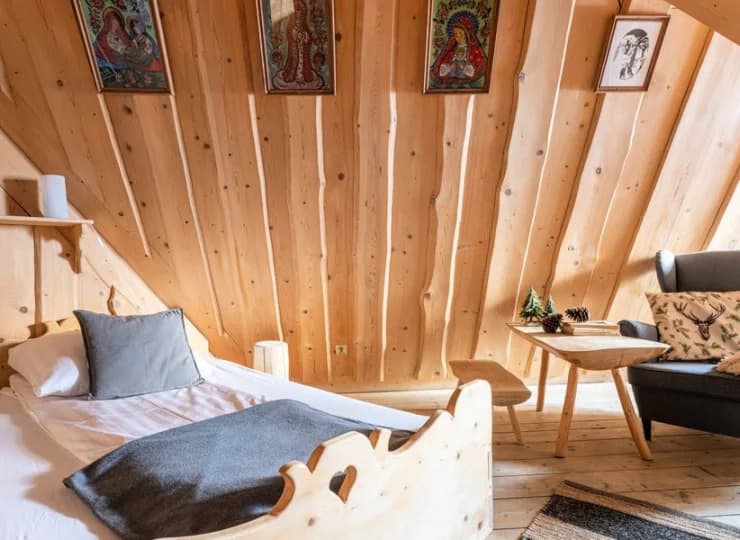 Wnętrza wyposażone są w drewniane meble