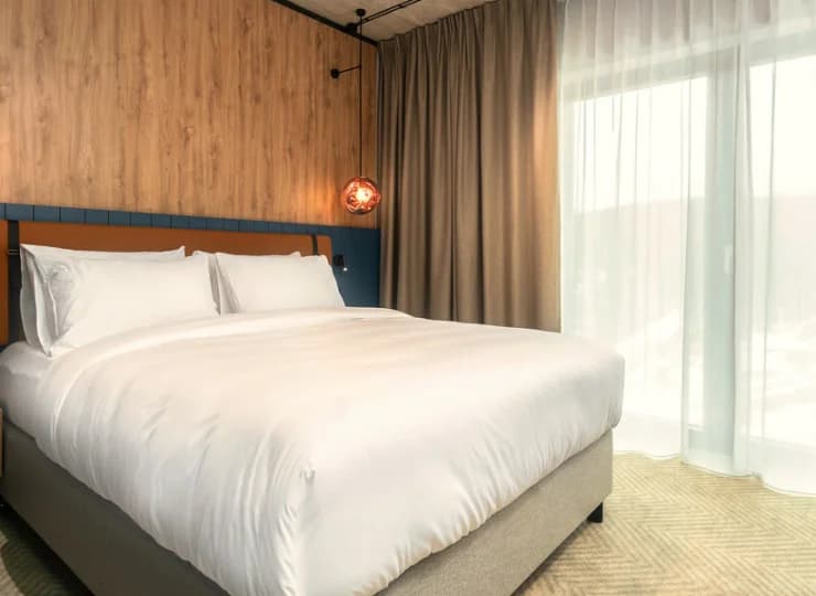W każdym pokoju jest czajnik oraz lodówka hotelowa, sejf, telewizor i Wi-Fi
