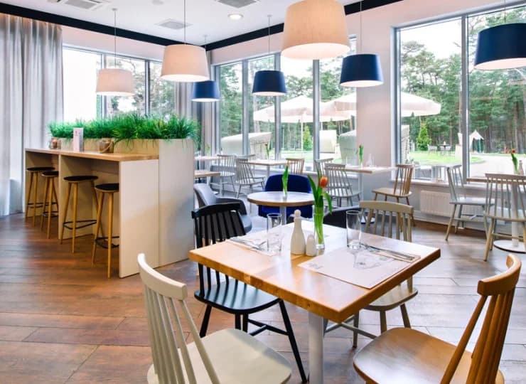 Bistro Burta jest przestronne i jasne