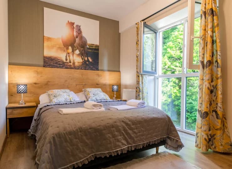 Przykładowa sypialnia z podwójnym łóżkiem w apartamentowcu Daglezja