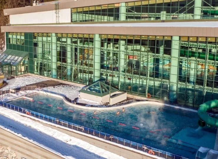 Hotel Aquarion Family&Friends jest połączony korytarzem z Termami Zakopiańskimi