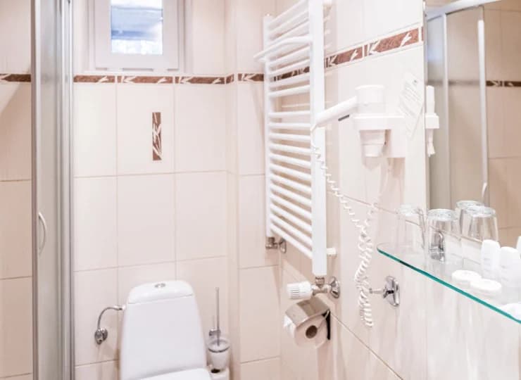 Dobrze wyposażona łazienka pokoju standard