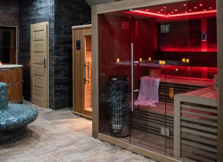 Na terenie obiektu znajduje się kameralna strefa wellness z saunami i jacuzzi