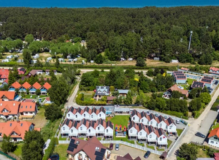 Kompleks Domki Fantazja&Spa Dębki mieści się 800 metrów od plaży