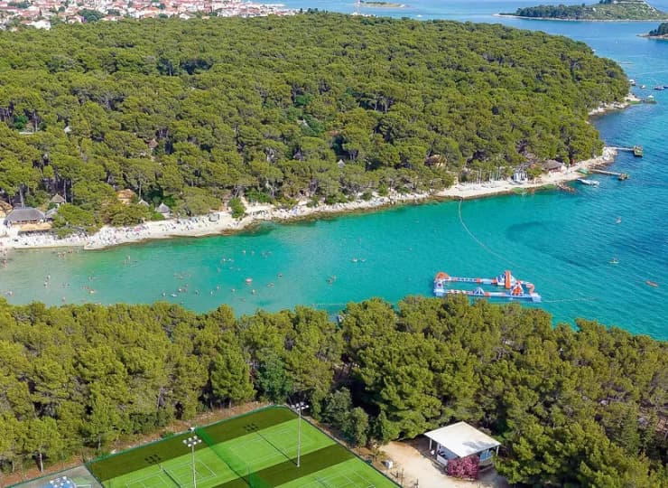 Poznaj urokliwy resort położonych wprost nad piaszczystą zatoką