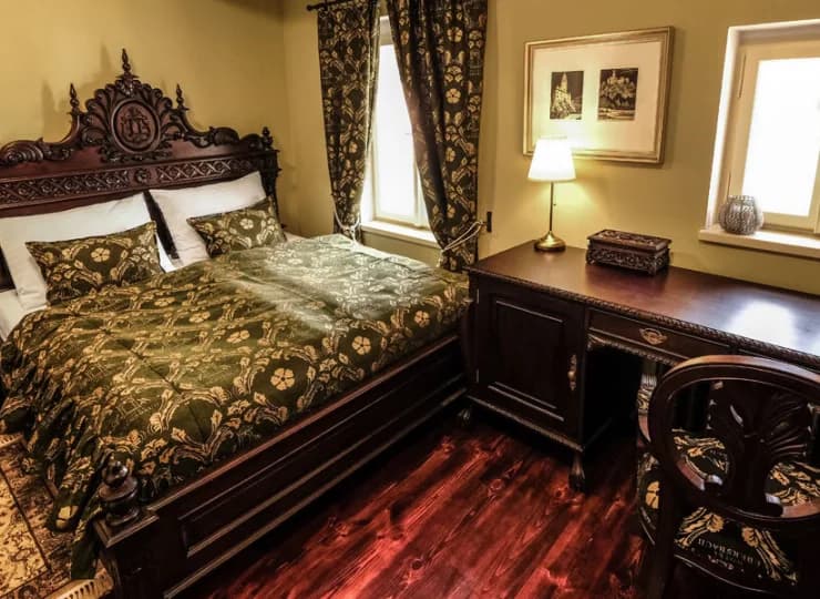 Od kameralnych pokoi standard po przestronne apartamenty Signature Suite