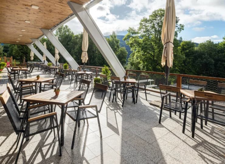 Latem warto skorzystać z dużego tarasu restauracji Pinia