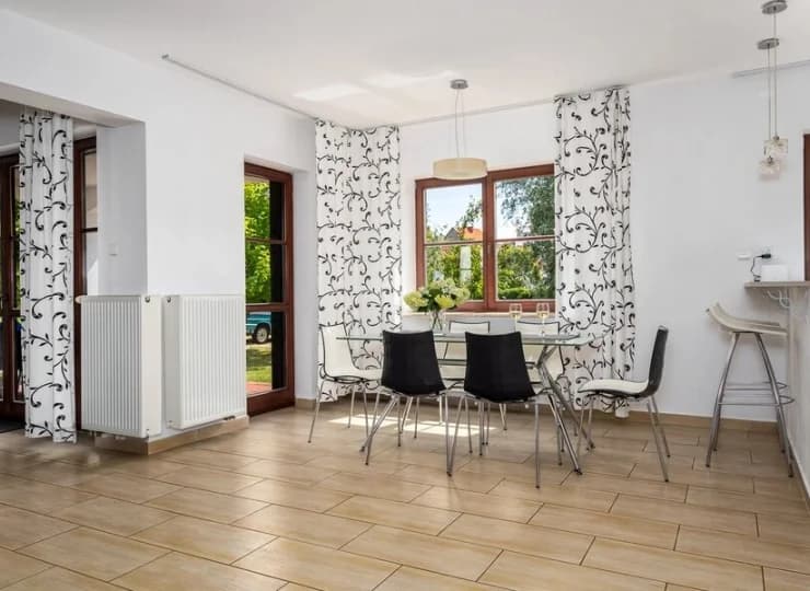 Domki mają łącznie 3 sypialnie i salon