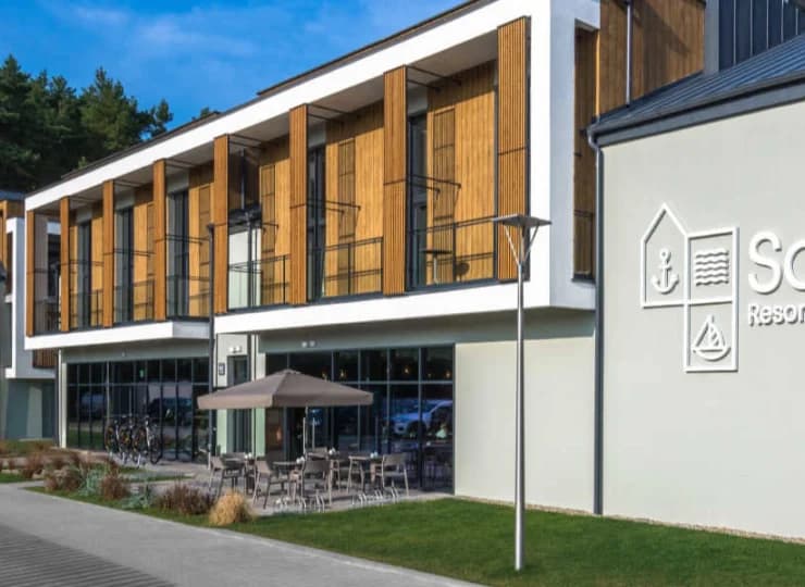 Nowoczesny resort ze strefą SPA powstał w pierwszej linii zabudowy