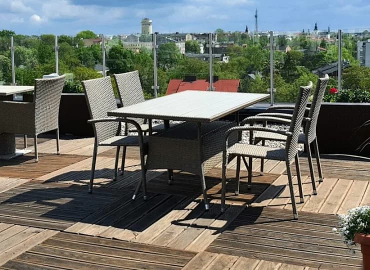 Taras na dachu hotelu oferuje panoramiczny widok na miasto