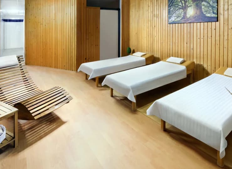 W strefie wellness jest gabinet do masażu oraz gabinet spa