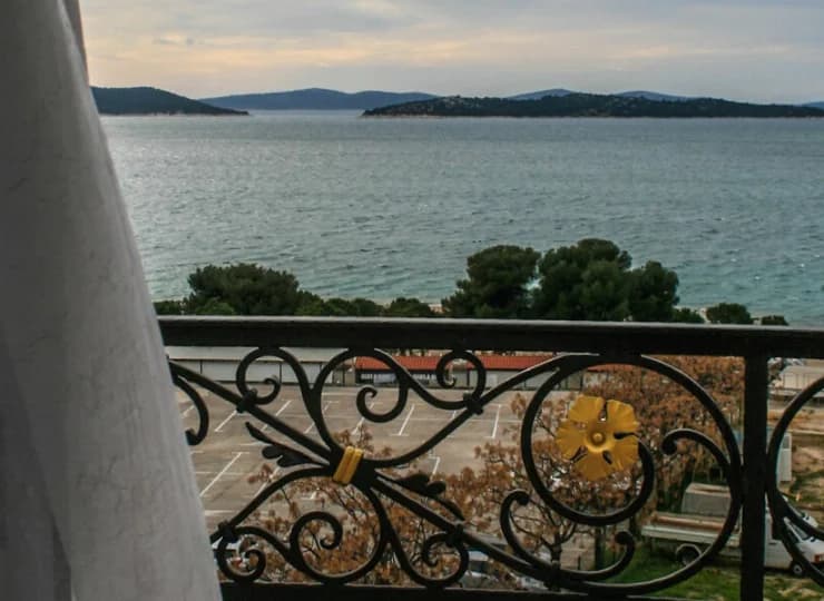 Na morzu widać wyspy z archipelagu Kornati