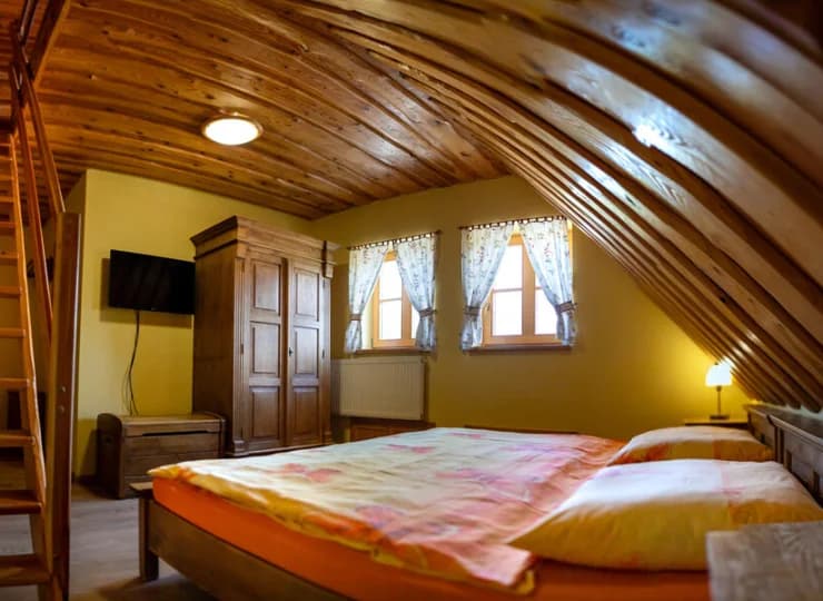 W kolibie znajdują się pokoje 2+2 z antresolą