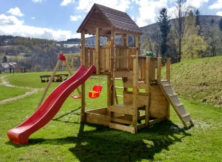 W sąsiedztwie obiektu znajduje się plac zabaw z myślą o najmłodszych gościach