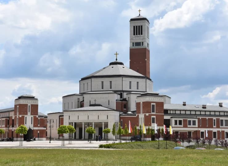 Wystarczy kwadrans spaceru, by dojść do Sanktuarium Jana Pawła II
