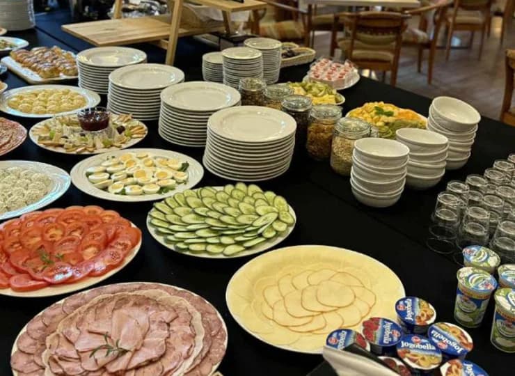 Śniadanie jest organizowane w formie bufetu
