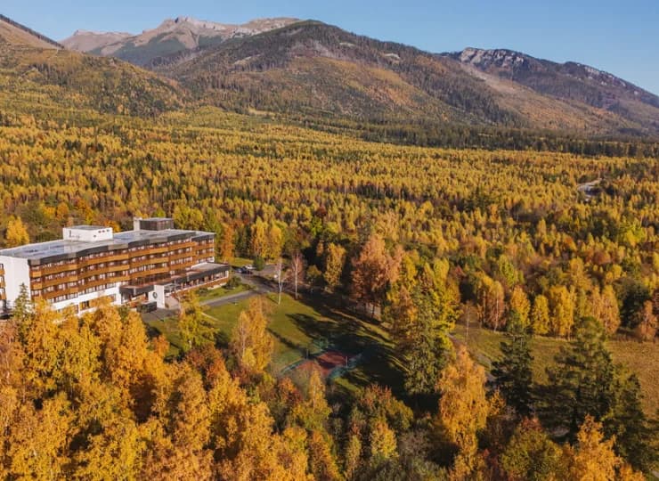 Hotel jest położony w dolinie u stóp Łomnicy