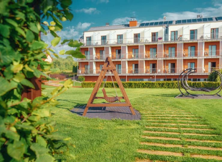 Hotel jest otoczony rozległym ogrodem, który sprzyja relaksowi
