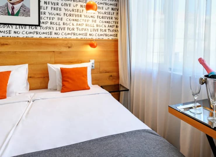 W wyposażeniu: sejf, mini lodówka, smart TV, wifi