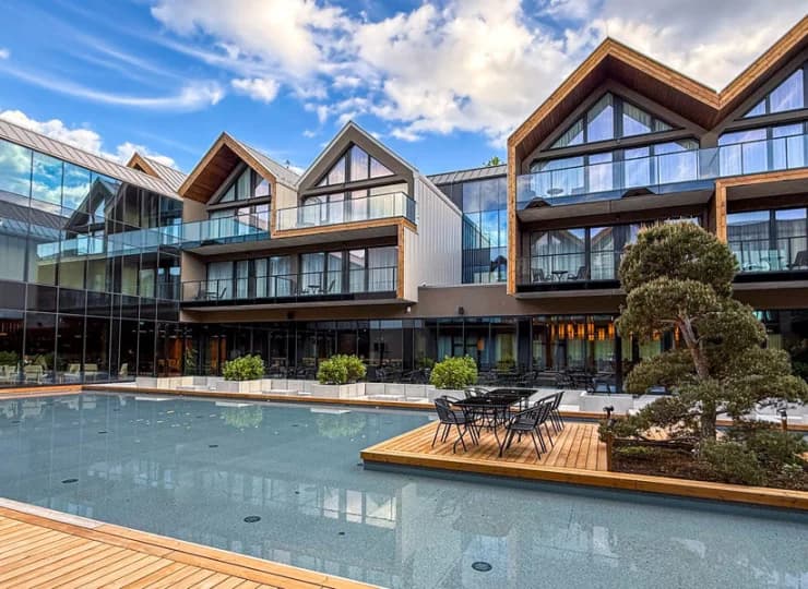 Termy Karkonosze to nowoczesny resort willowo-hotelowy otwarty w 2024 roku