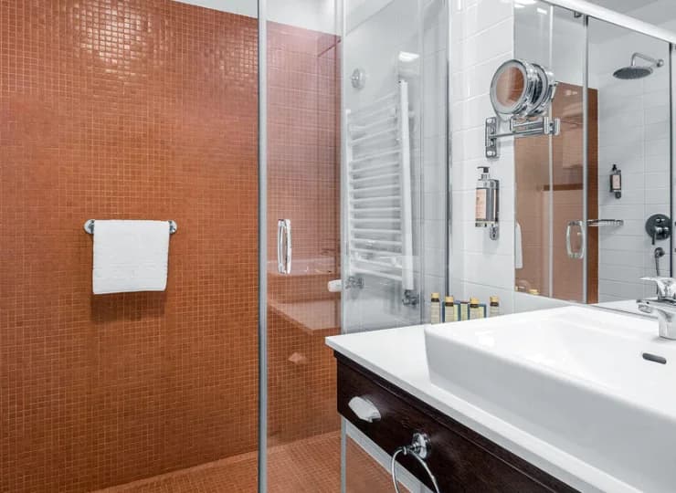 W łazience pokoju superior jest także zestaw kosmetyków hotelowych