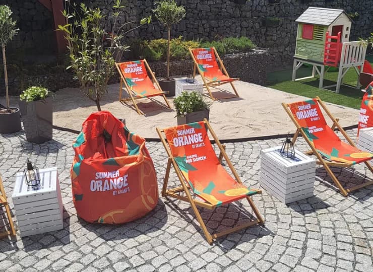 Latem przy hotelu działa zewnętrzna strefa relaksu oraz plac zabaw z trampoliną