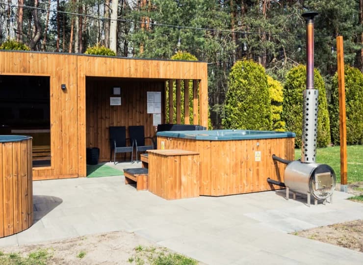 Nowością jest zewnętrzna strefa saun z jacuzzi i balią